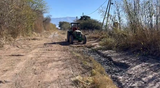 Se hartó de los baches y arregló un camino rural: el video